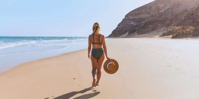 Frau am Strand von Fuerteventura