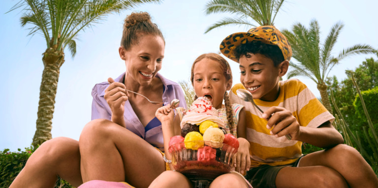 Mutter mit zwei Kindern und großem Eisbecher
